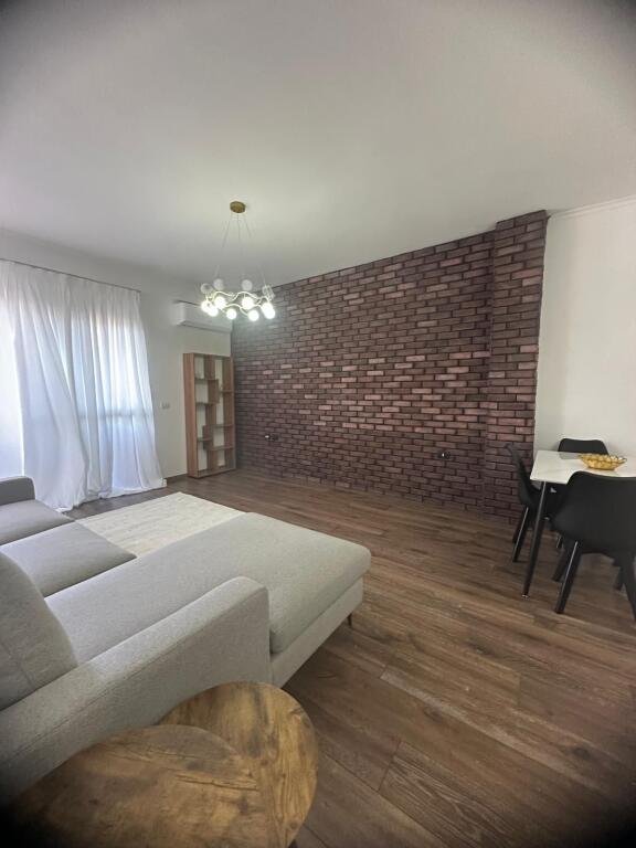 1+1,i mobiluar rruga peti liqeni i thate,cmimi 700 euro