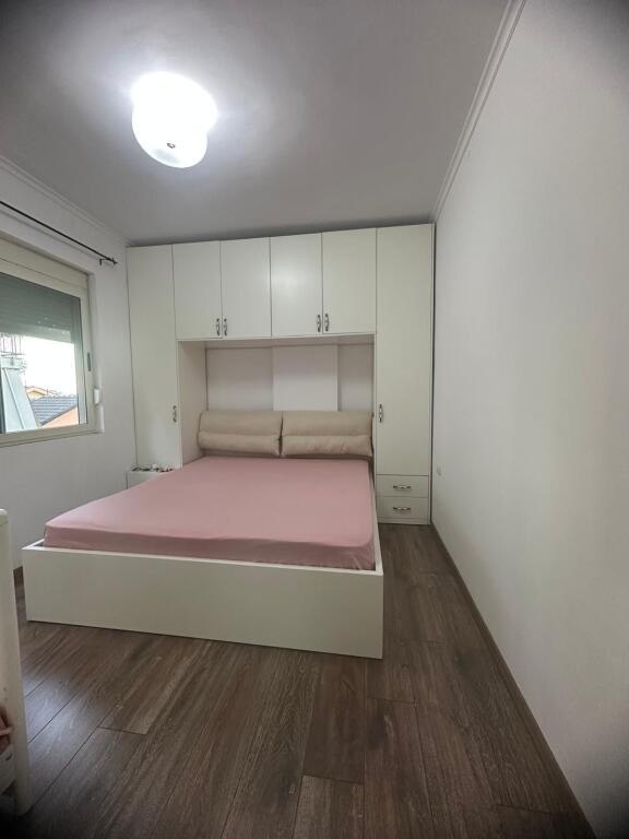 1+1,i mobiluar rruga peti liqeni i thate,cmimi 700 euro