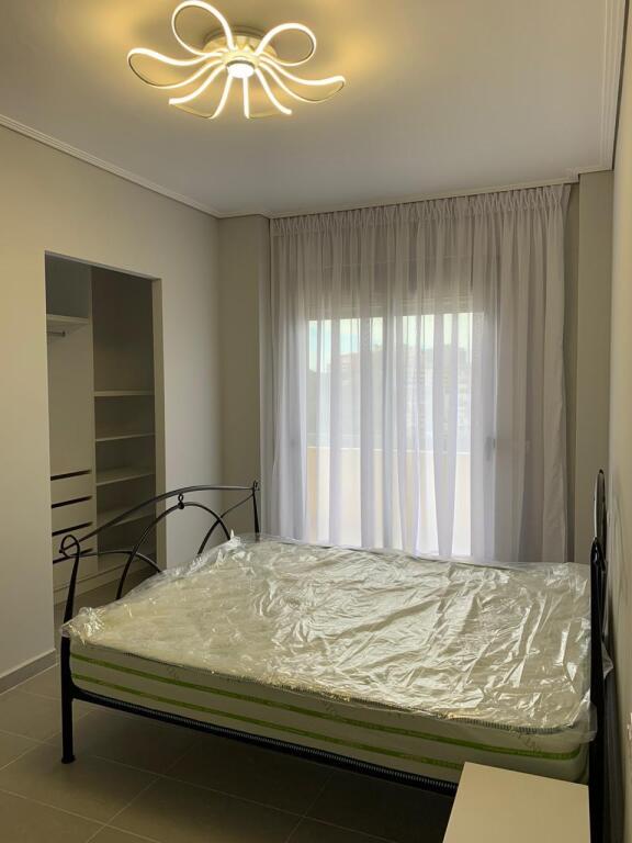 2+1,i mobiluar rruga peti liqeni i thate,cmimi 550 euro me parkim