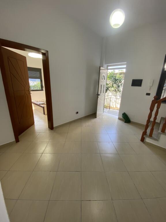 2+1,i mobiluar te bkt sauk i ri,cmimi 450 euro