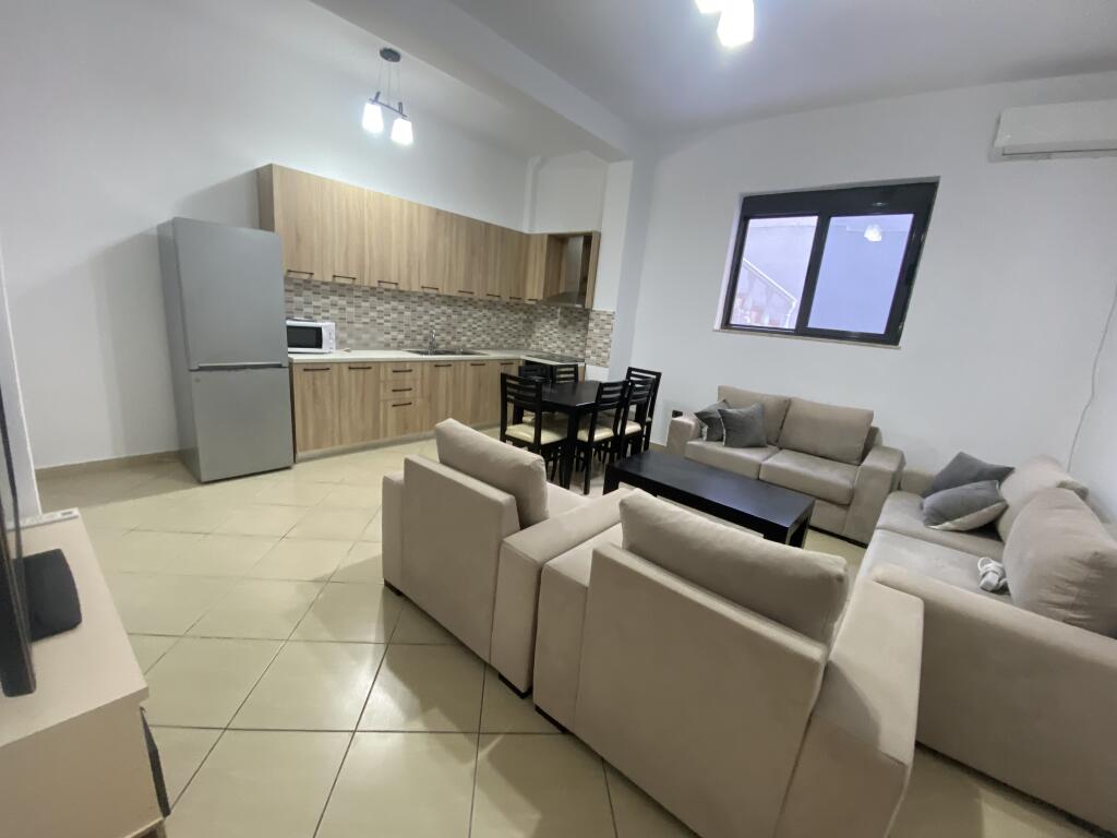 2+1,i mobiluar te bkt sauk i ri,cmimi 450 euro