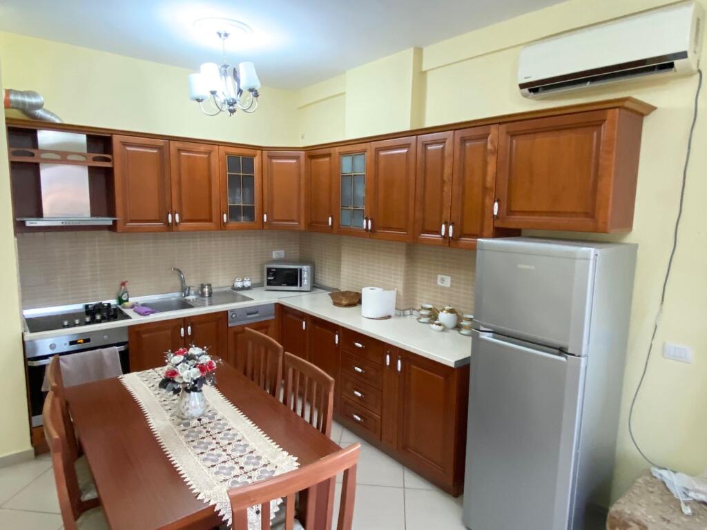 🏡 Shitet Apartament 1+1 + 2 Banjo + Bllk – Kodra e Diellit