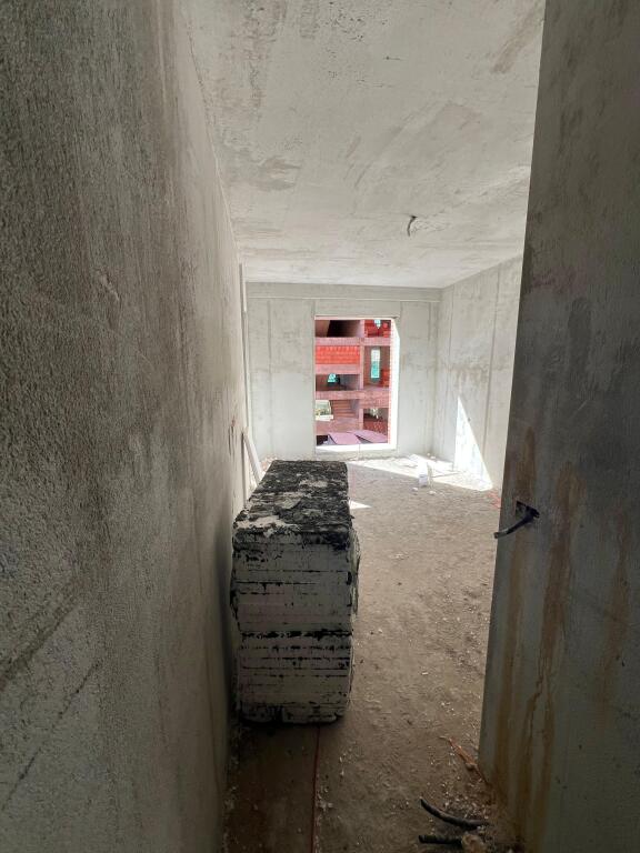 Shitet apartamemt 2+1+ post parkimi, Babrru. Cmim okazion
