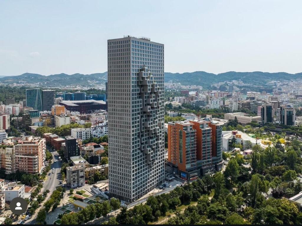 UFFICIO IN AFFITTO 780 M2 CENTRO STRADA DI ELBASAN 23.000 EURO