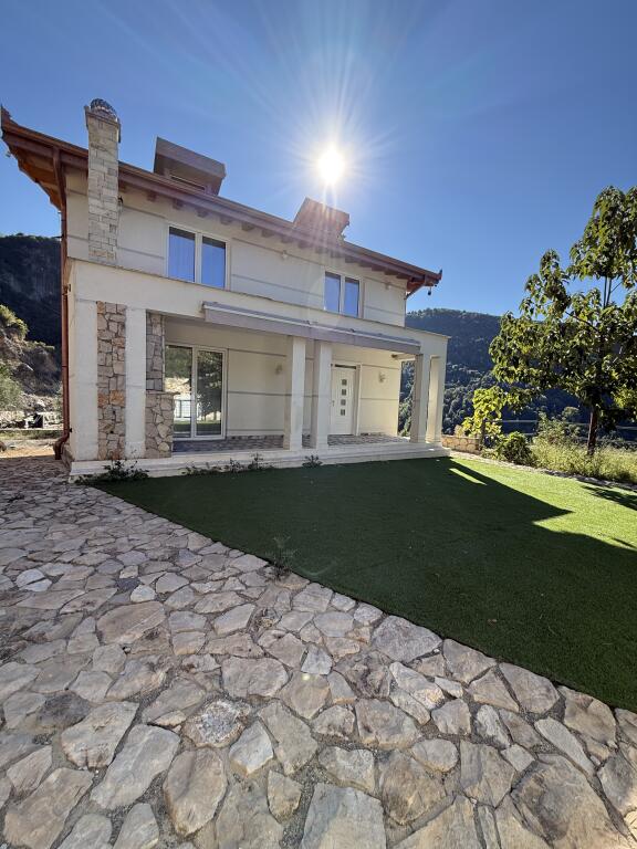 Private villa for sale in Linz between Dajti park