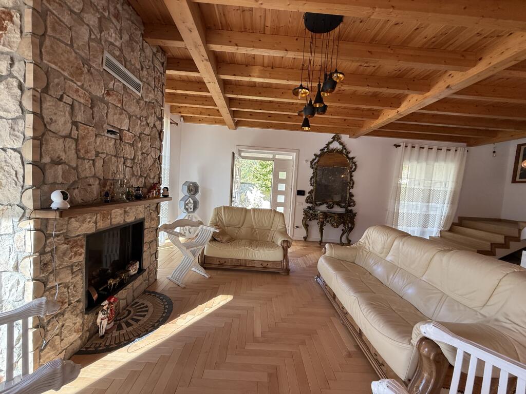 Private villa for sale in Linz between Dajti park