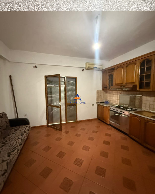 AFFITTASI 2+1+BALCONE "VICINO A UET, PORCELLANA" 450 EURO