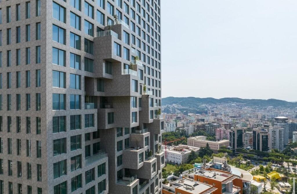 UFFICIO IN AFFITTO1560 M2 CENTRO STRADA DI ELBASAN 46.000 EURO