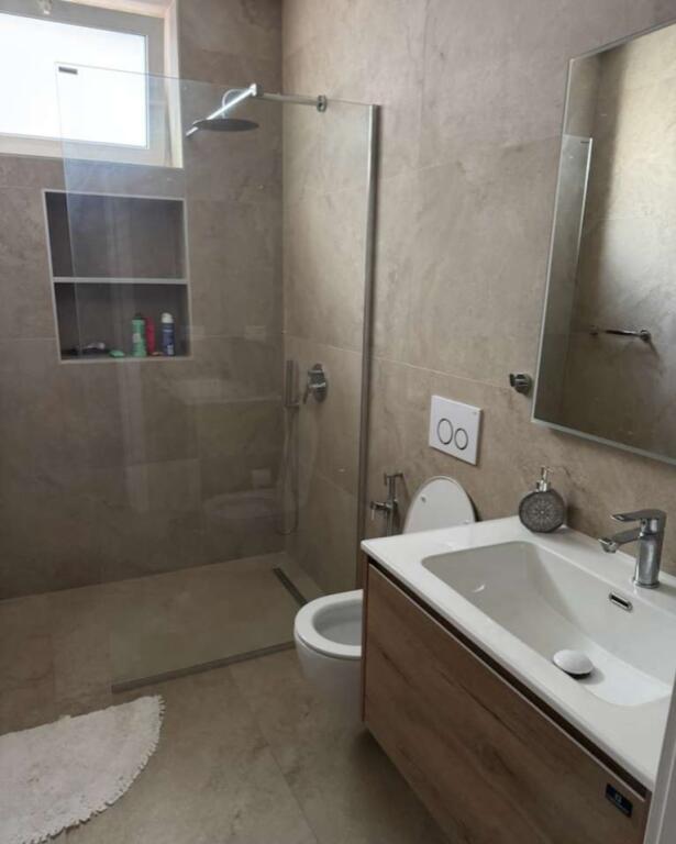 APARTAMENT ME QERA 2+1 RRUGA E DURRESIT 950 EURO