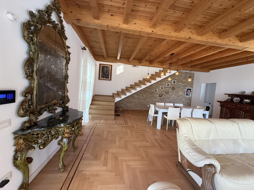 Private villa for sale in Linz between Dajti park