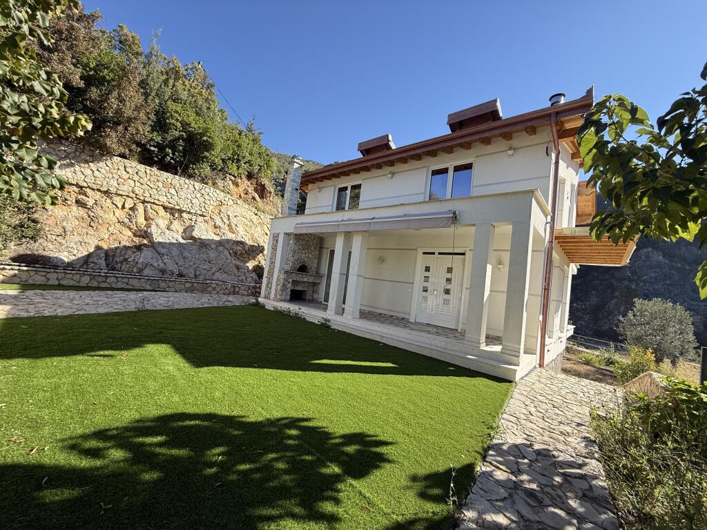 Private villa for sale in Linz between Dajti park