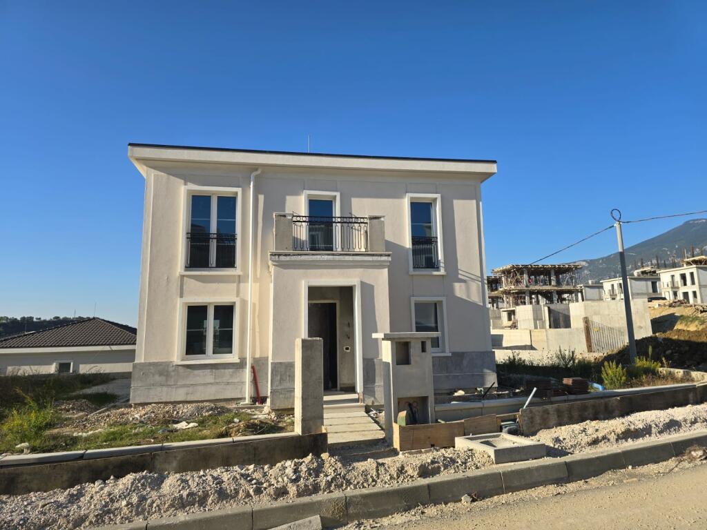 Villa for Sale in Rolling Hills Lake