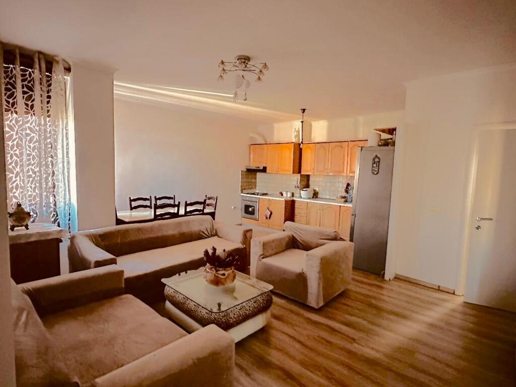 2+1, furnished porcelain near the water, price 500 thousand lek