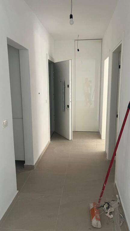2+1,arredamento nuovo,scuola rossa,prezzo 700 euro