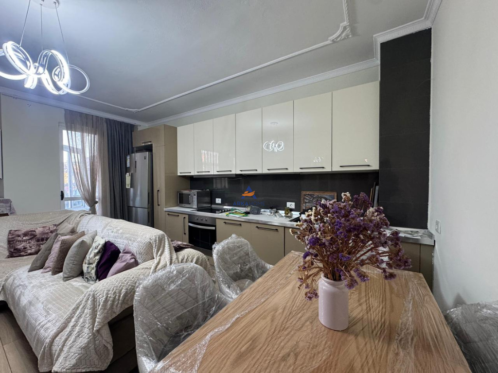 JEPET ME QERA APARTAMENT 3+1+2+BALLKONE "RRUGA NJAZI DEMI,TE BULEVARDI BAJRAM CURRI" 1050 EURO