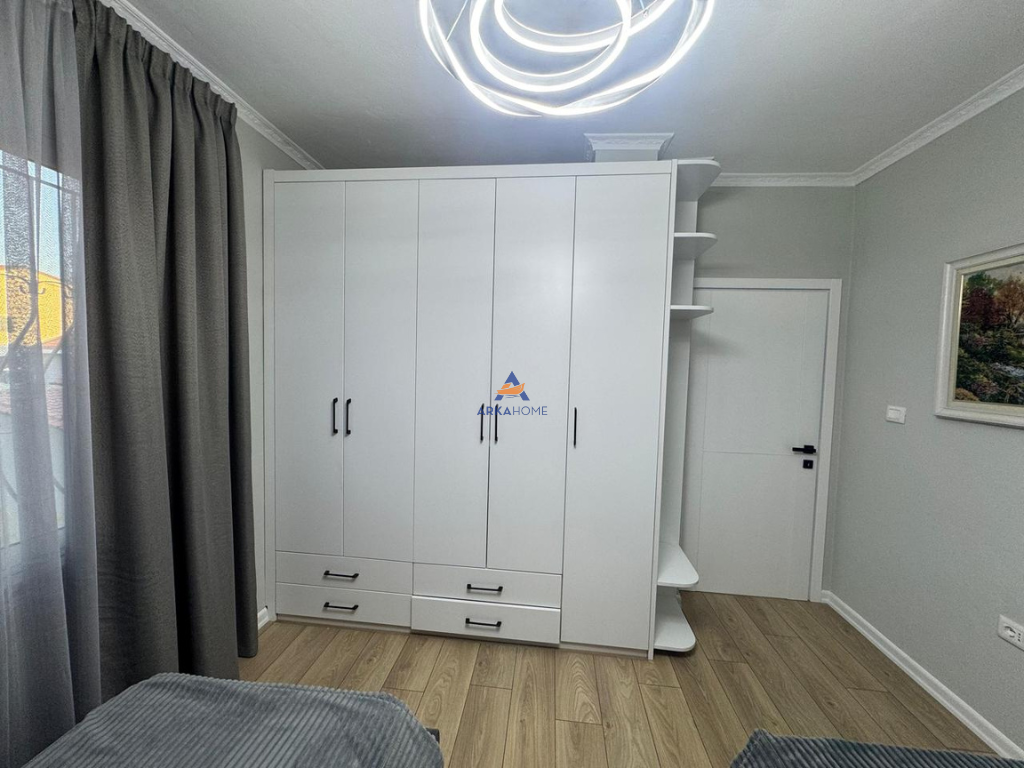 JEPET ME QERA APARTAMENT 3+1+2+BALLKONE "RRUGA NJAZI DEMI,TE BULEVARDI BAJRAM CURRI" 1050 EURO