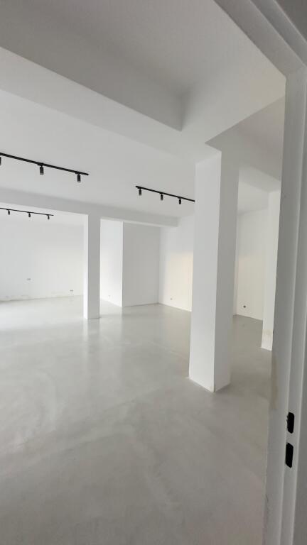 Business premises for rent – 100 m², ground floor 📍 Location: Center, Ibrahim Tukiqi Street