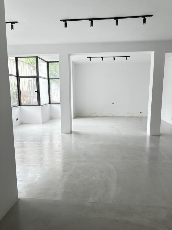 Business premises for rent – 100 m², ground floor 📍 Location: Center, Ibrahim Tukiqi Street