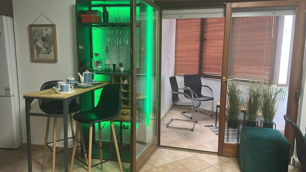 Jepet me qira apartament 2+1 në qendër të Tiranës 🏙️ Apartamenti ndodhet në pallat të ri 17-katësh, pas 9-katsheve💶 Qiraja mujore: 80000 leke
