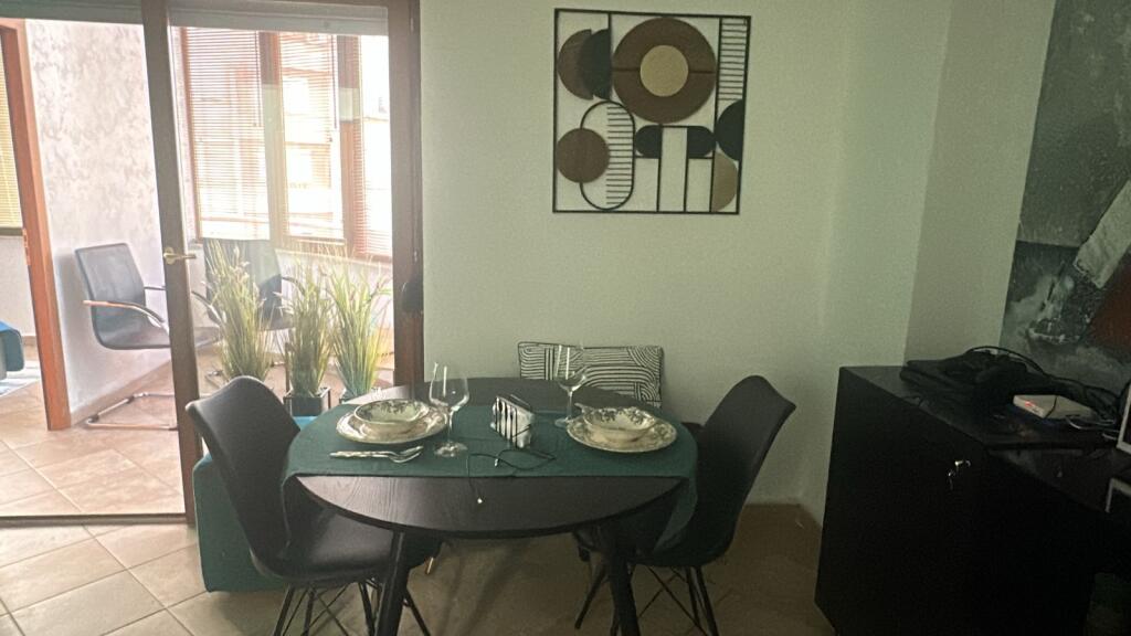 Jepet me qira apartament 2+1 në qendër të Tiranës 🏙️ Apartamenti ndodhet në pallat të ri 17-katësh, pas 9-katsheve💶 Qiraja mujore: 80000 leke