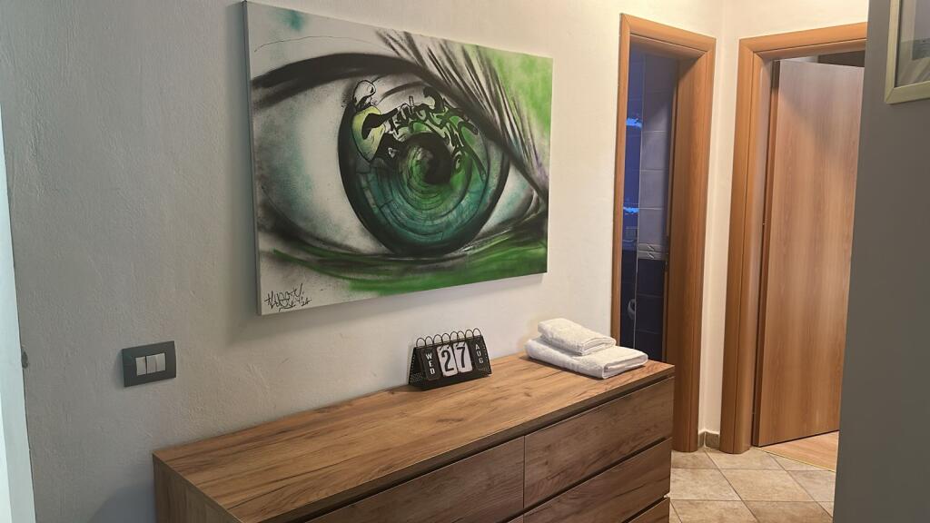 Jepet me qira apartament 2+1 në qendër të Tiranës 🏙️ Apartamenti ndodhet në pallat të ri 17-katësh, pas 9-katsheve💶 Qiraja mujore: 80000 leke