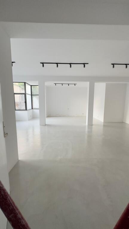 Business premises for rent – 100 m², ground floor 📍 Location: Center, Ibrahim Tukiqi Street