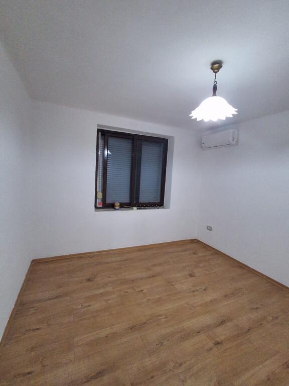 Jepet me Qera 2+1 Per zyre ne Bllok me pamje nga rruga