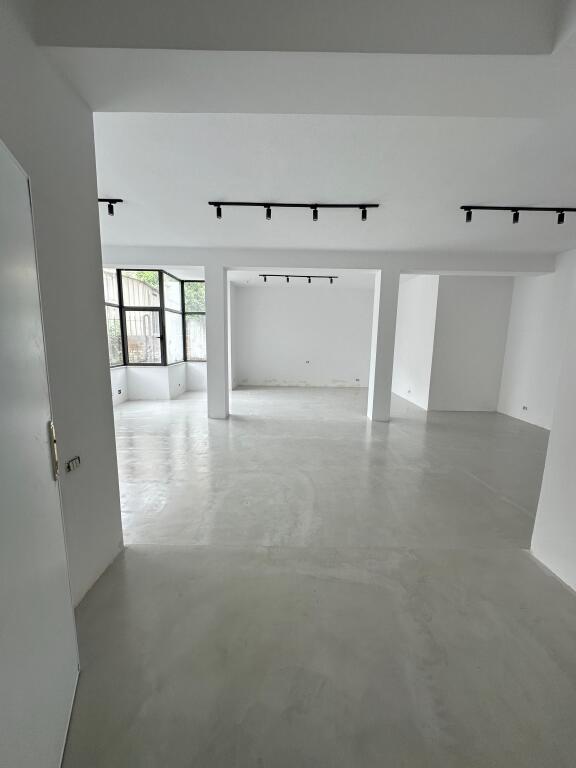 Business premises for rent – 100 m², ground floor 📍 Location: Center, Ibrahim Tukiqi Street