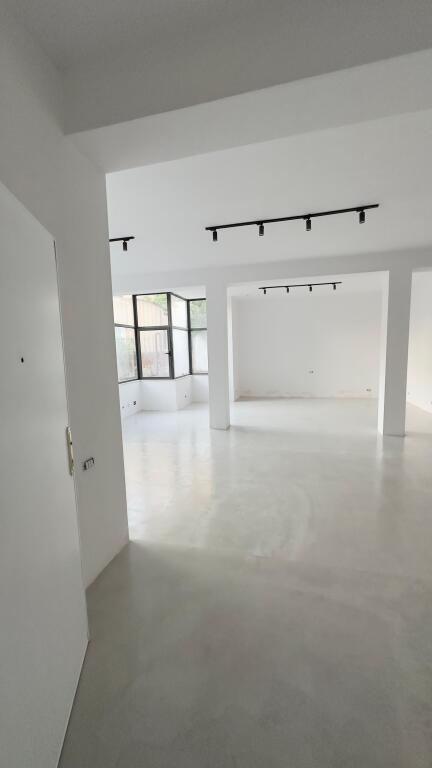 Business premises for rent – 100 m², ground floor 📍 Location: Center, Ibrahim Tukiqi Street
