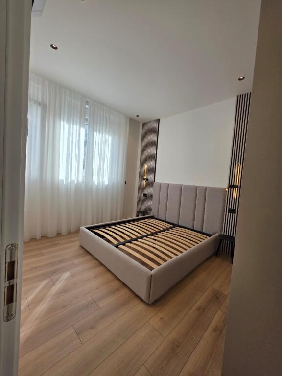Shitet 1+1,rruga eduart mano,liqeni ,122 mije euro i diskutueshem