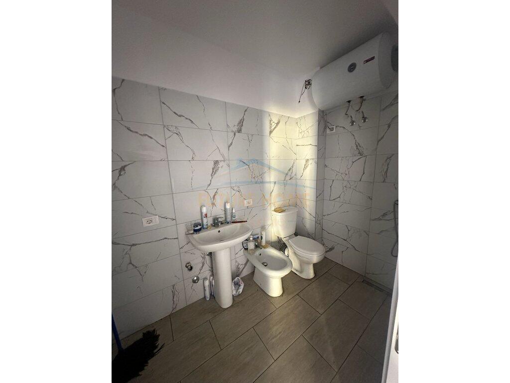In vendita, Appartamento 1+1, Via Mine Peza, Tirana. L'appartamento si trova in un edificio nuovo con ascensore.