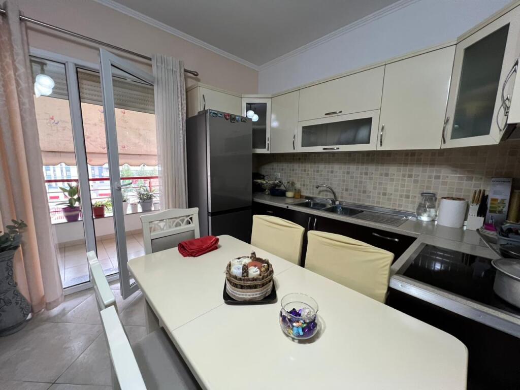 Shitet, Apartament 2+1, Rruga Jordan Misja pran Hipotekes, Tiranë.