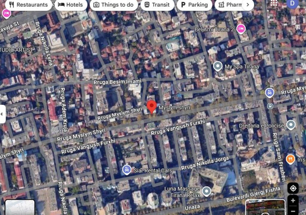 In vendita negozio lungo la strada Muhamet Gjollesha vicino all'incrocio con Myslym Shyrin (ID 4171606)