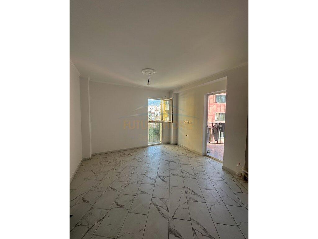 In vendita, Appartamento 1+1, Via Mine Peza, Tirana. L'appartamento si trova in un edificio nuovo con ascensore.
