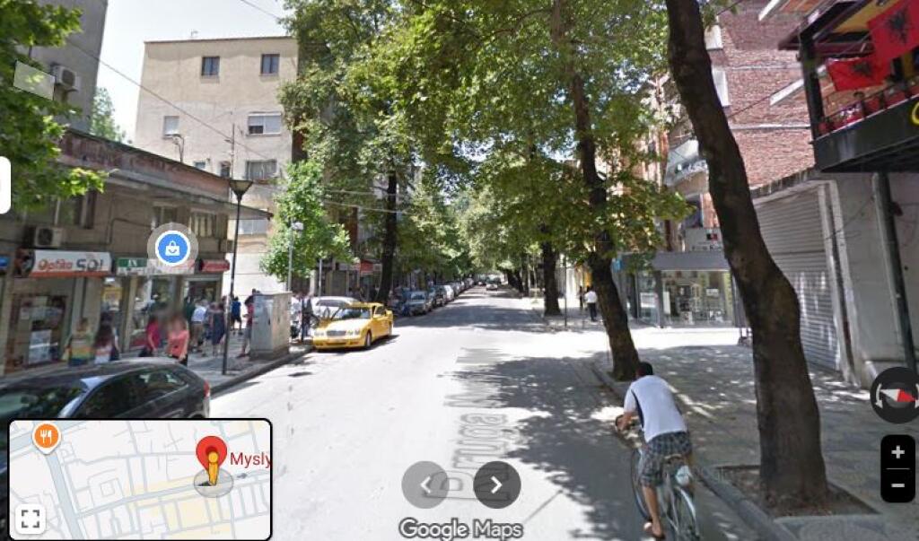 In vendita negozio lungo la strada Muhamet Gjollesha vicino all'incrocio con Myslym Shyrin (ID 4171606)