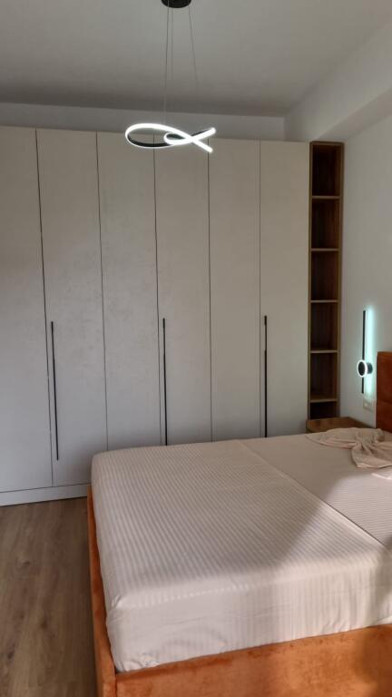 🏠 Appartamento 1+1 in affitto 📍 Complesso Kadiu, Ali Demi, Tirana 📅 Piano: 4 💶 Prezzo: 40000 leke /mese