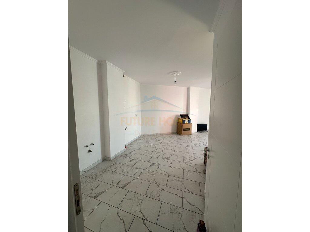 In vendita, Appartamento 1+1, Via Mine Peza, Tirana. L'appartamento si trova in un edificio nuovo con ascensore.