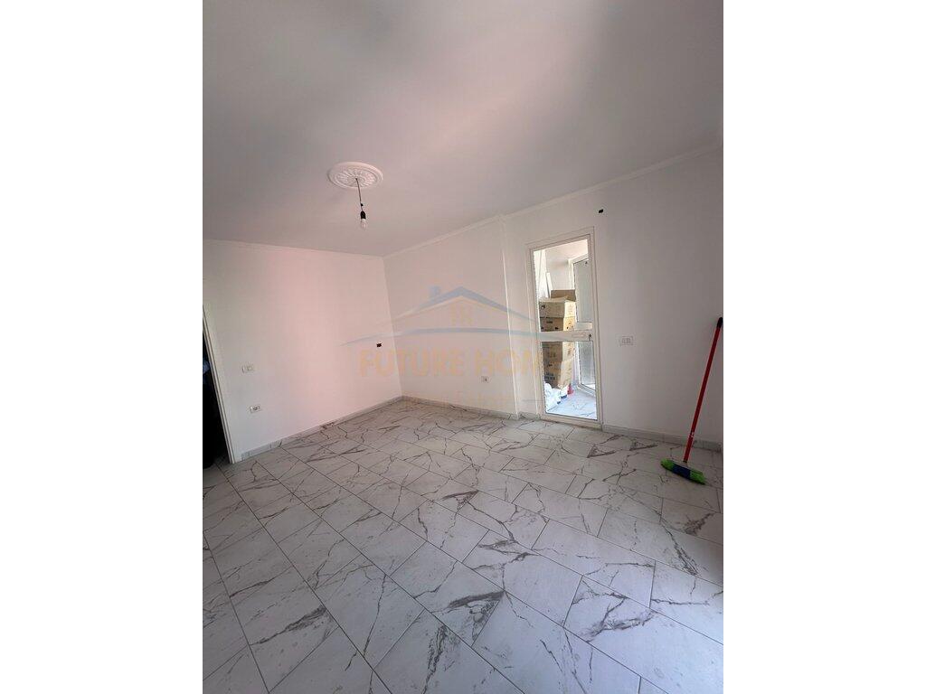 In vendita, Appartamento 1+1, Via Mine Peza, Tirana. L'appartamento si trova in un edificio nuovo con ascensore.