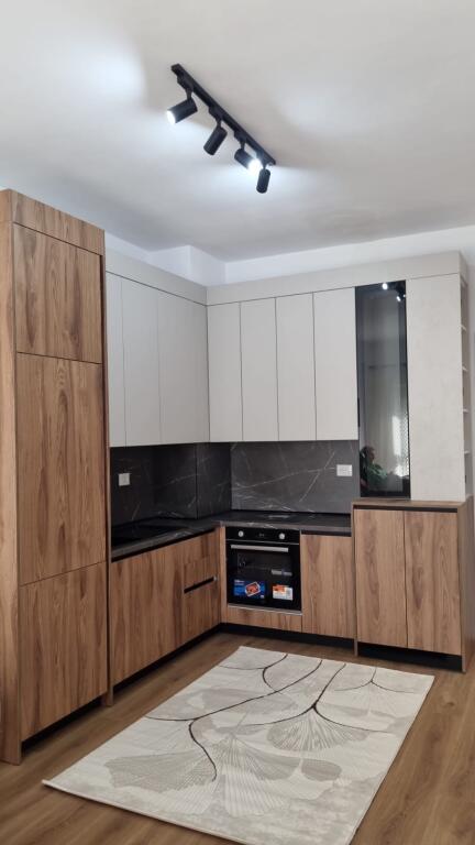 🏠 Appartamento 1+1 in affitto 📍 Complesso Kadiu, Ali Demi, Tirana 📅 Piano: 4 💶 Prezzo: 40000 leke /mese