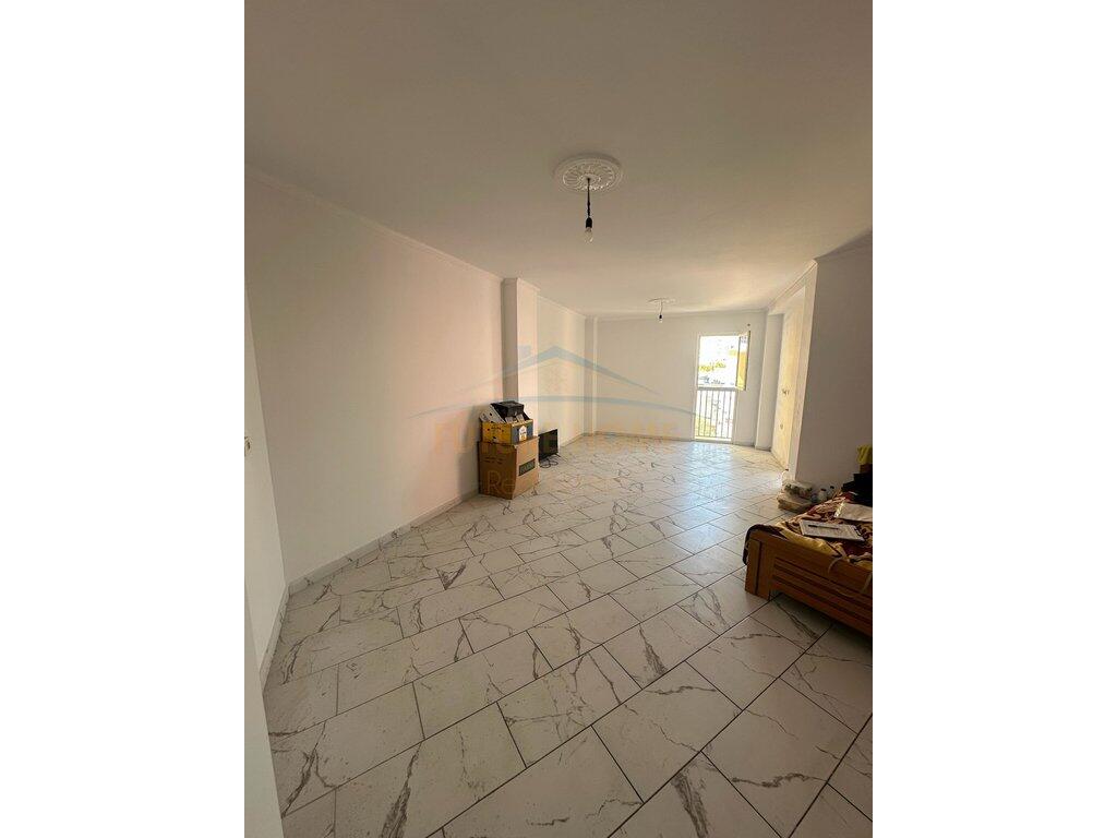 In vendita, Appartamento 1+1, Via Mine Peza, Tirana. L'appartamento si trova in un edificio nuovo con ascensore.
