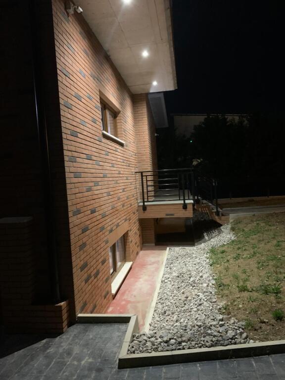 🏠 VILLA GRANDE IN AFFITTO 8+2+4 con cortile– VICINO A TEG! 🏡