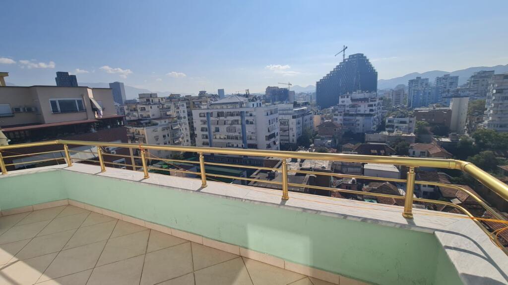 2+1,te rruge e kavajes te kisha katolike,cmimi 700 euro