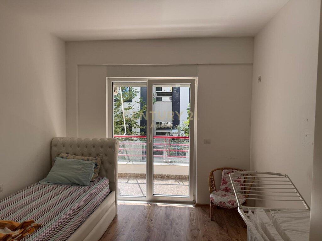 JEPET ME QIRA APARTAMENT 2+1+2 POSTE PARKIMI, TEK LIQENI I THATE