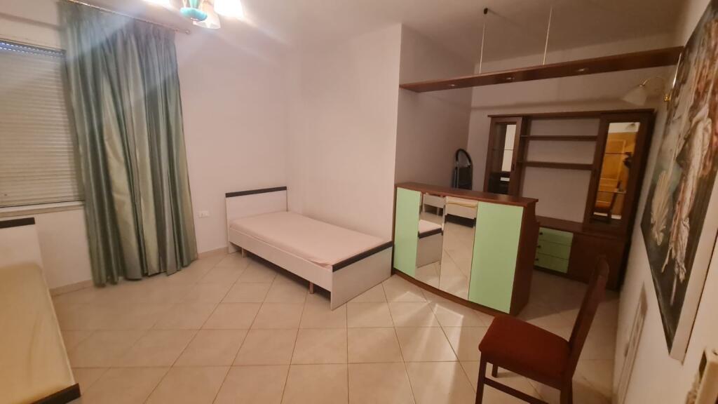 2+1,te rruge e kavajes te kisha katolike,cmimi 700 euro