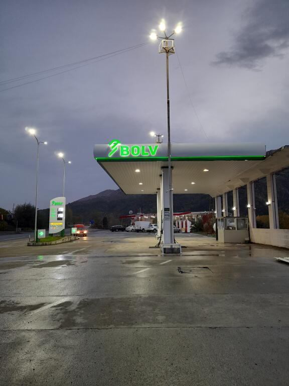 Affittasi carburante + locale + magazzini a RUBIK AUTOSTRADA 500 WU