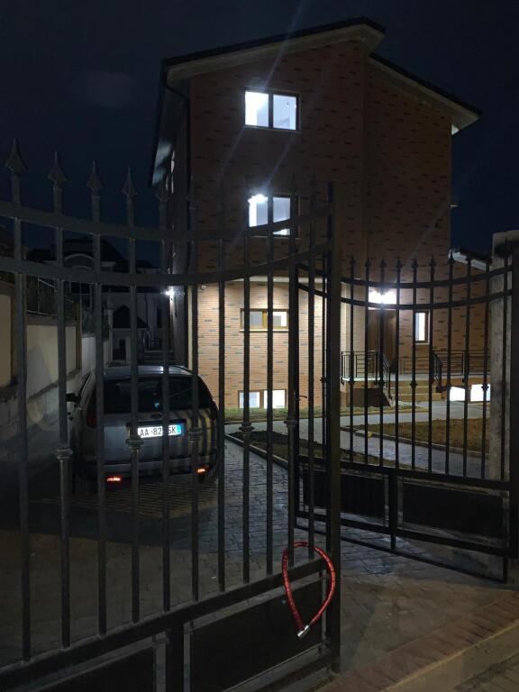 🏠 VILLA GRANDE IN AFFITTO 8+2+4 con cortile– VICINO A TEG! 🏡