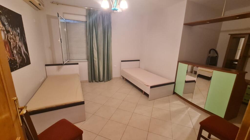 2+1,te rruge e kavajes te kisha katolike,cmimi 700 euro