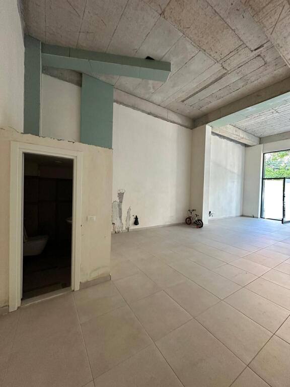 Commercial space for rent at "Pazari Ri"