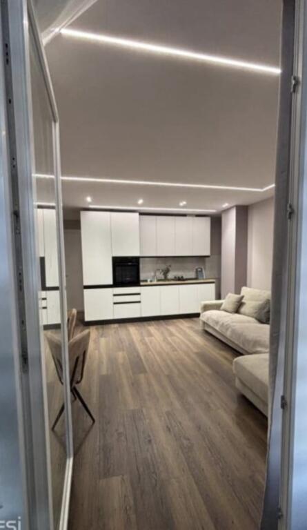 Apartament me Qira – Pazari i Ri, Qendër, Tiranë