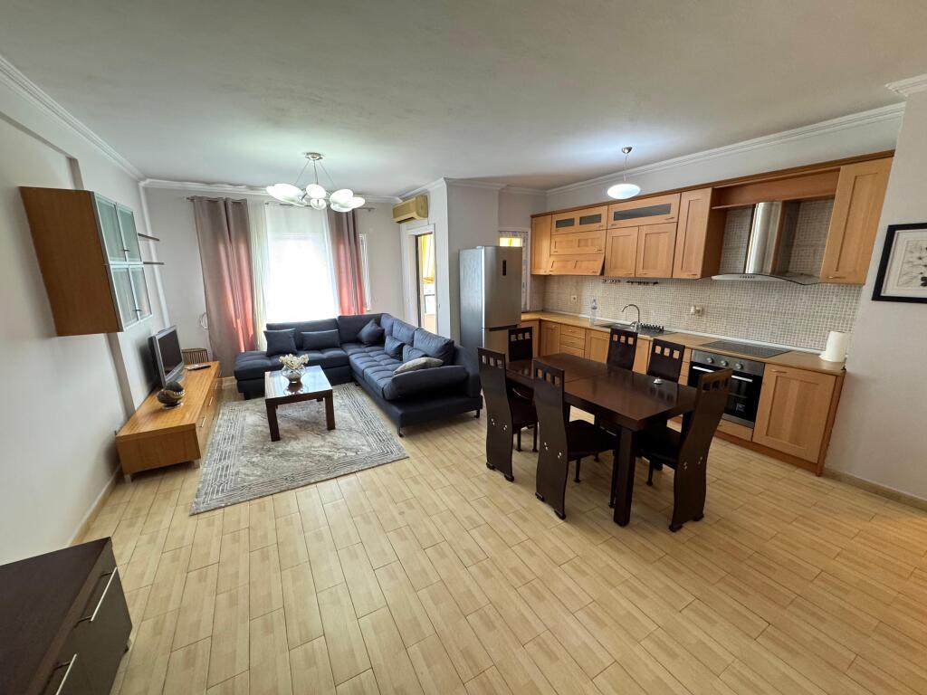 📍 Jepet me qira apartament 2+1+2 – Tek Stacioni i Trenit (pranë Postës)  🏢 Kati i 8-të 🛏 2 Dhoma gjumi 🛋 1 Sallon + Kuzhinë 🛁 2 Tualete 💶 Çmimi: 700 euro/muaj